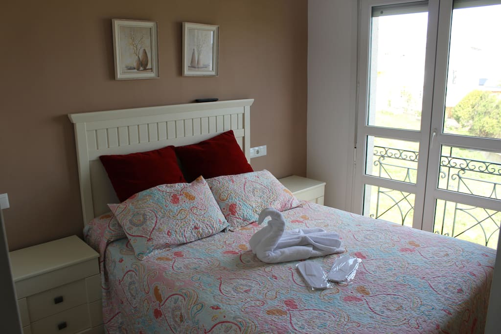 Dormitorio con cama de 150cmx200cm