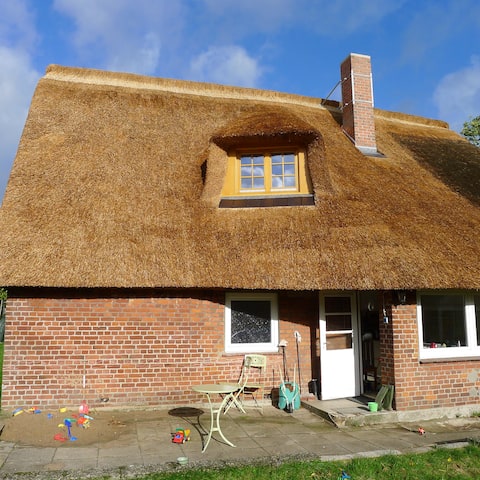 Reetdachhaus on Resthof in the countryside