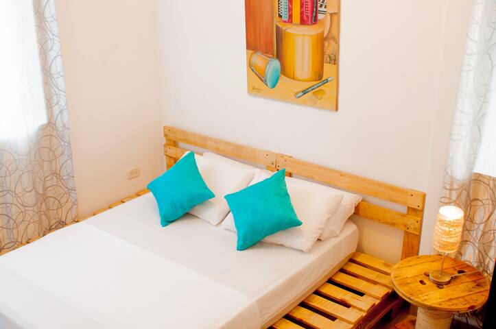 Cozy double-bed room, AC, wifi, breakfast included