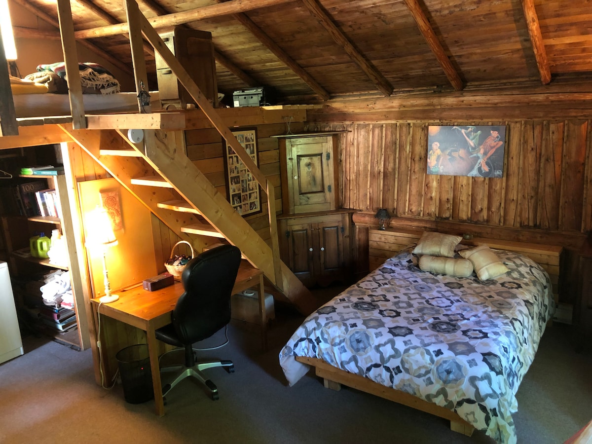 Mezzanine ndogo yenye godoro la sakafuni