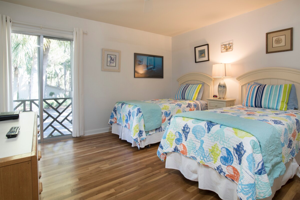 Spálňa pre hostí s oddelenými posteľami sa nachádza na druhom poschodí. 