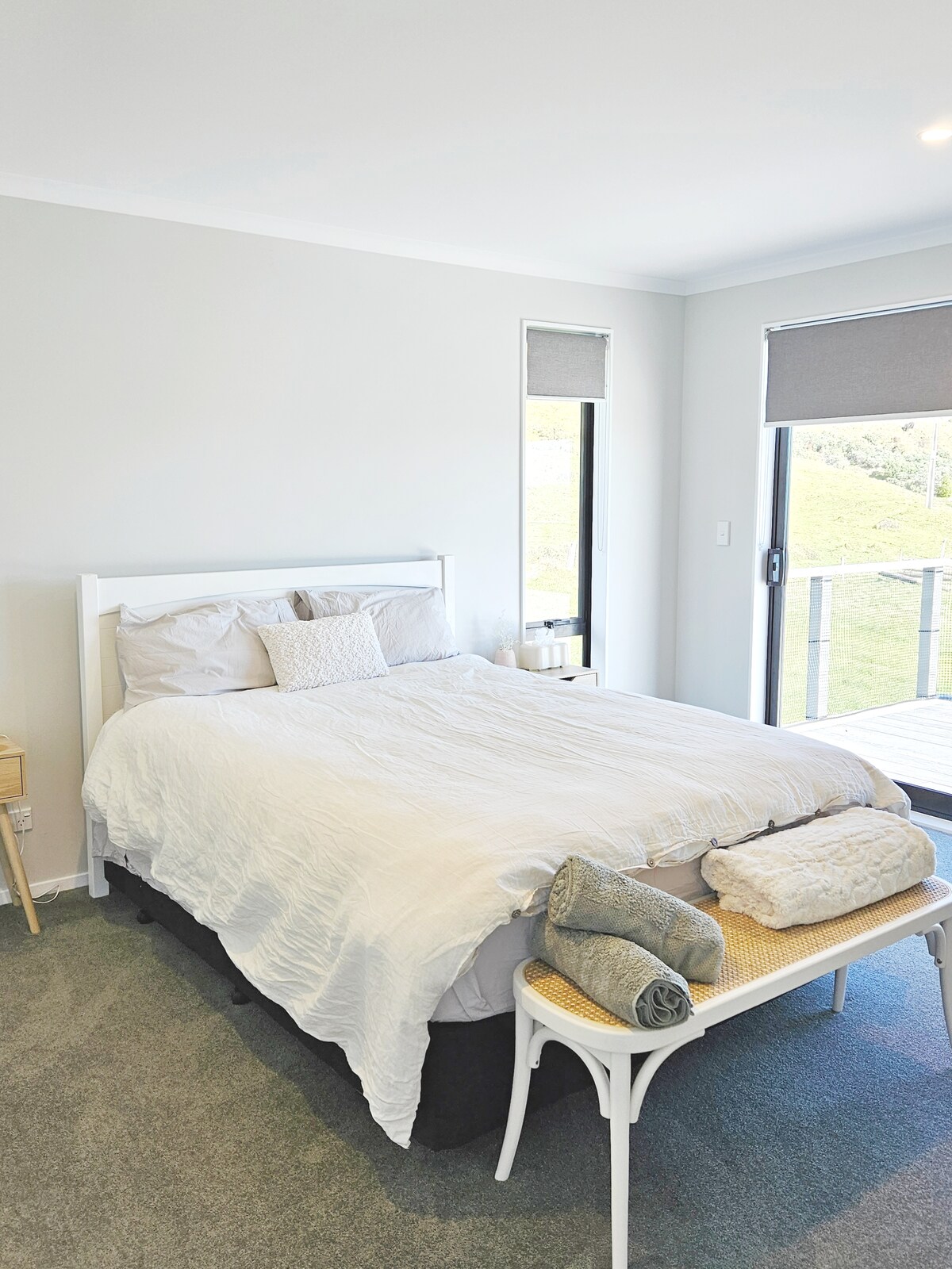 Dhomë gjumi kryesore me ambient të brendshëm dhe hapësirë zyre. Derë rrëshqitëse që hapet në verandë. 