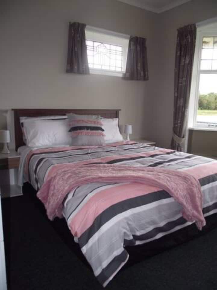 מיטת קווין סייז בחדר השני.