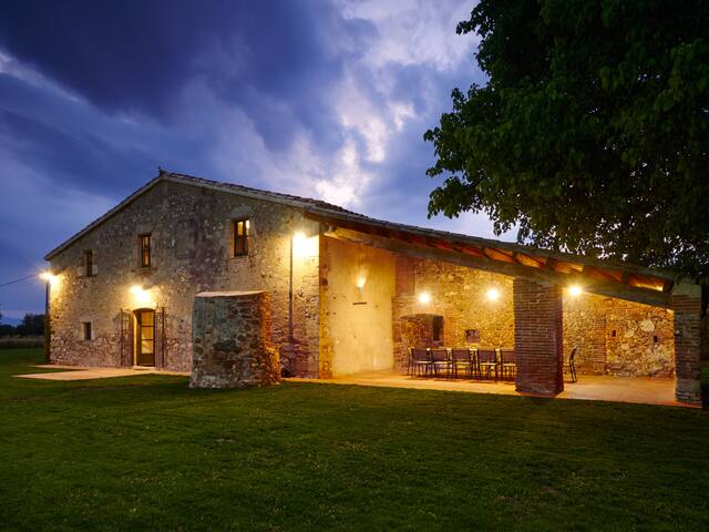 Masia en entorno muy tranquilo en plena naturaleza gallery image 2