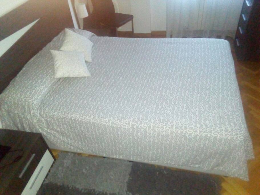 Cama de 1,50m x 2m. Colchón viscoelástico y almohada ergonómica. Muy cómoda!!!