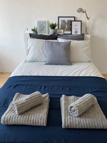 Bright & modern private room near university/MECC