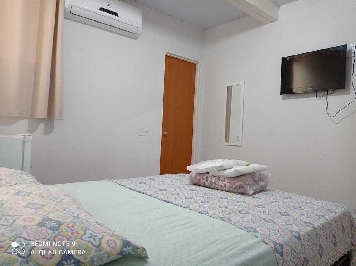 Top Airbnb: Private room 2 minutes from the Basilica em Trindade