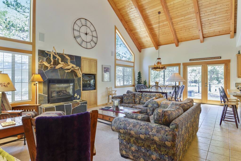 Couch,Furniture,Fireplace,Hearth,Chair