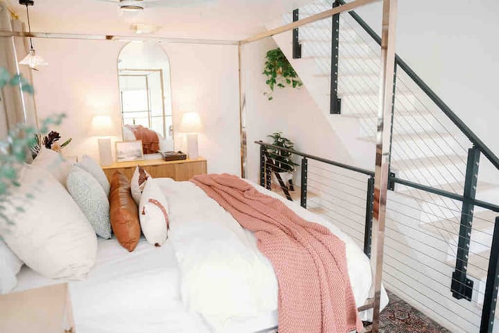 Loft A-Private 3rd-story rooftop hot tub/luxurious