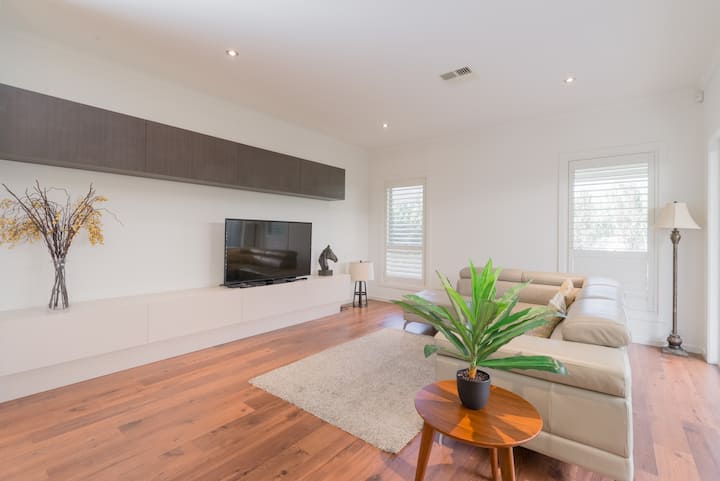 Modern Double Storey House 4 Bedrooms Near City - Adelaide