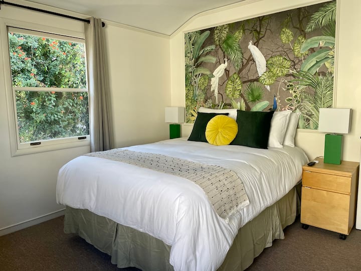 2. spavaća soba: zelena soba. Mirno, udobno, udobno i elegantno. Utočište u kojem se možete povući od ostalih članova obitelji/drugih putnika, opustiti se i napuniti baterije. 