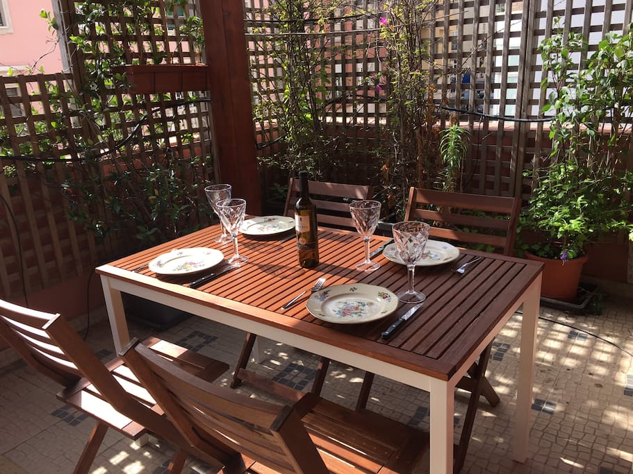 Terrasse ombragée pour profiter d'un apres-midi confortable en extérieur, et des repas al fresco.