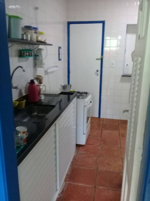 Foto tirada da área de serviço para a cozinha