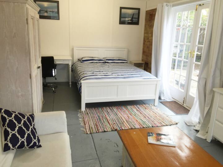 Гарден станот нуди трета спална соба, покрај двете спални соби во главното живеалиште