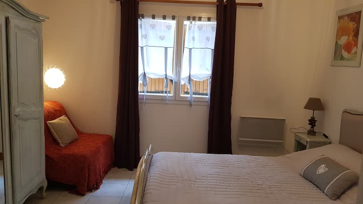 Chambre  blanche n 2 
1 lit 2 personnes plus un BZ 1 personne 