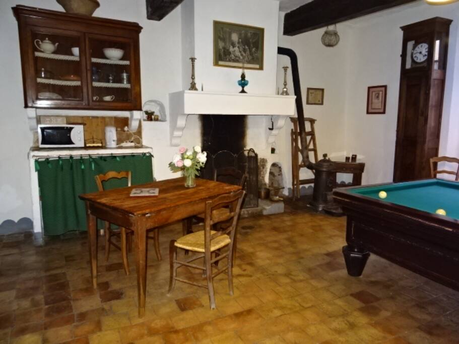 Suite St Vincent de Paul : le séjour avec le coin repas