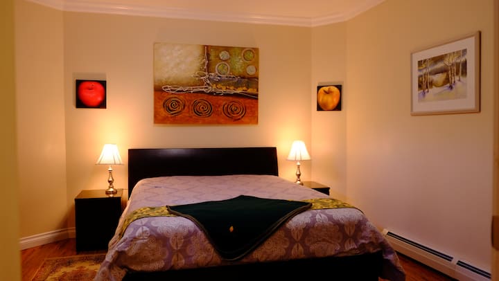 Grote 2e slaapkamer bij gezellige nacht, ook met een wandhaard in de kamer.Nacht in de 2e slaapkamer.