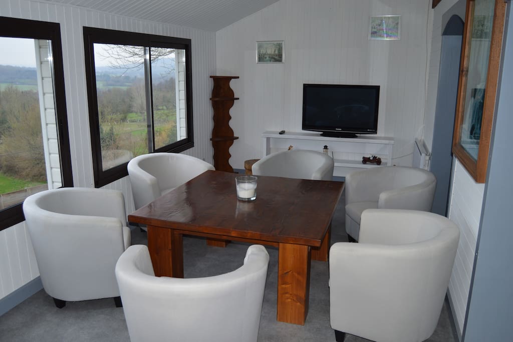 Salon avec baie vitrée
