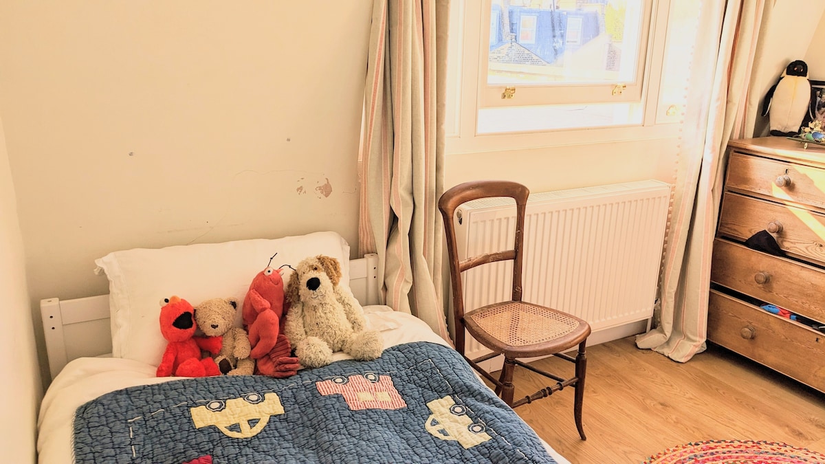 Eenpersoonskamer op de bovenste verdieping (van onze zoon)  met potentieel voor extra matras in een handomdraai! 