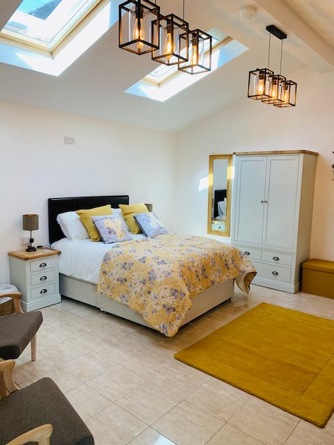 “Hidden Gem” Llangollen with private driveway