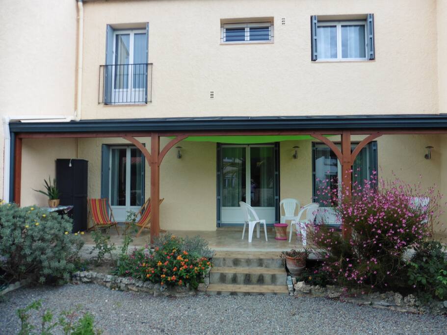 Terrasse sur jardin clos avec chaises longues