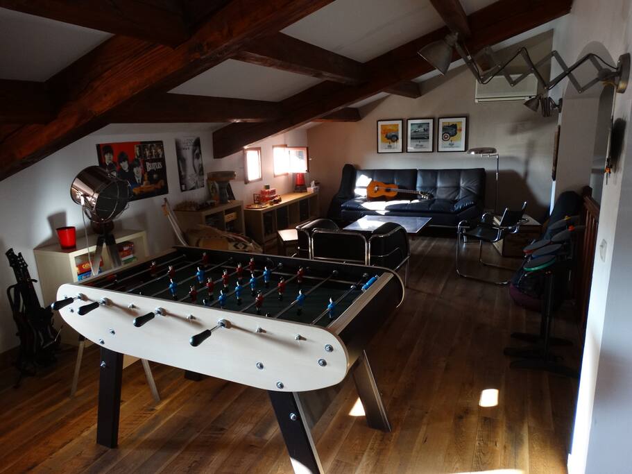 La mezzanine : bureau, salle de jeux et couchage d'appoint