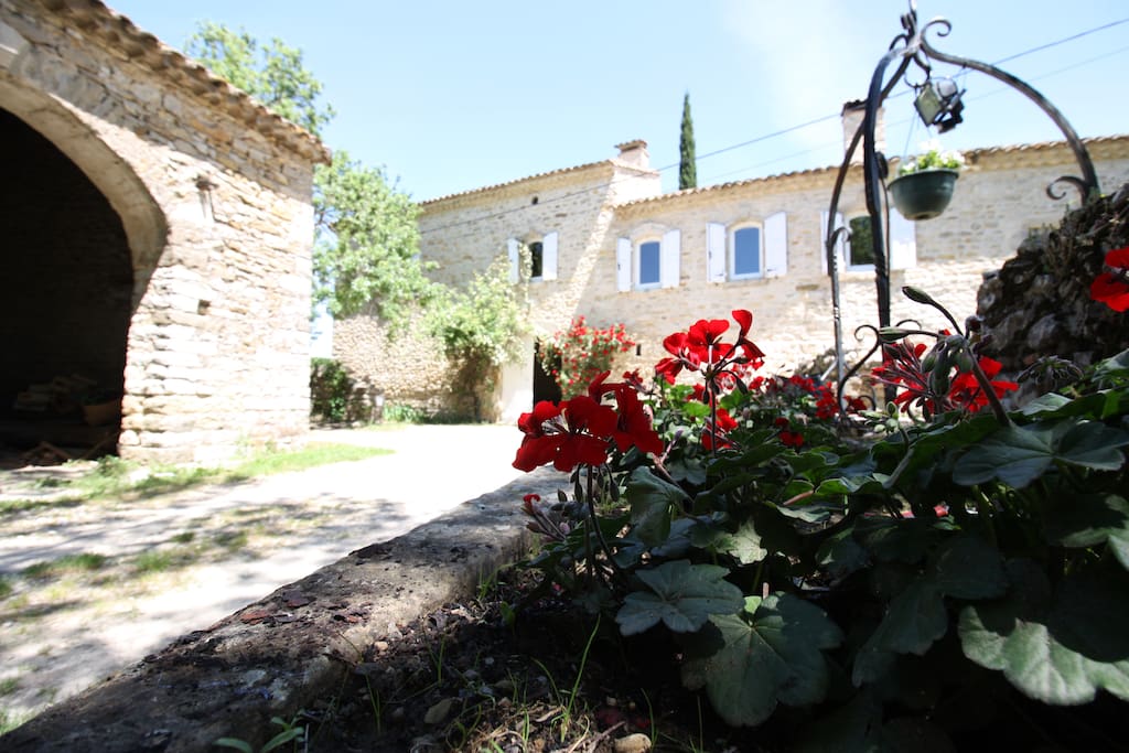 mas vu de devant, avec grange et potager