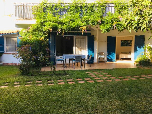 Apartament amb jardí a 50 metres de la platja.
