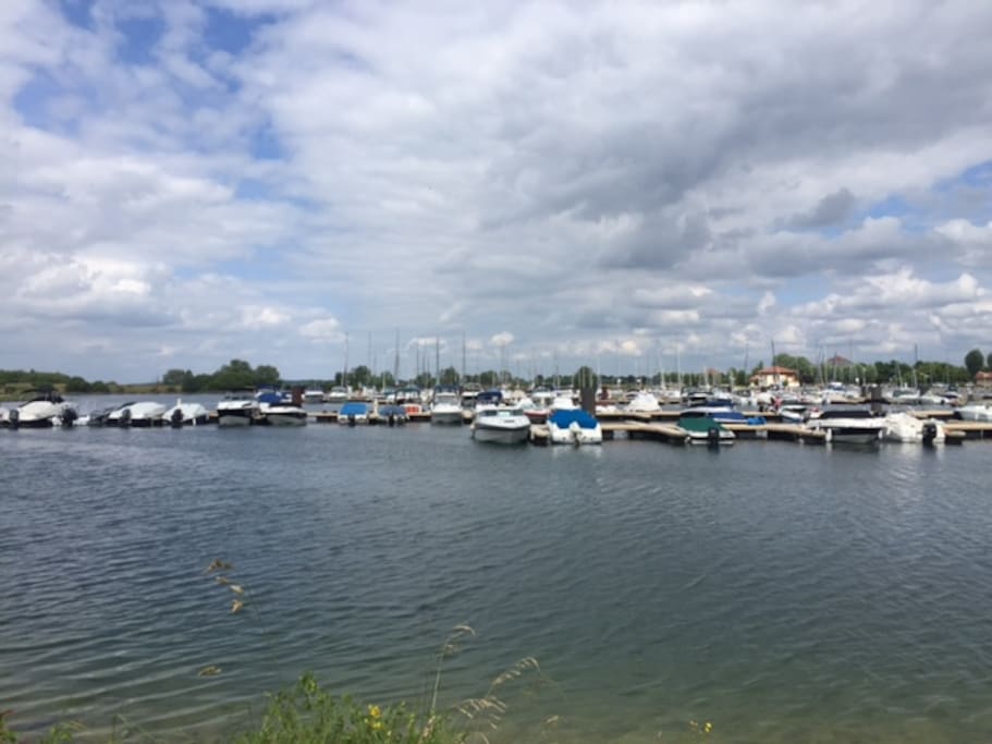 le port , bateau a voile, à moteur, jet ski....