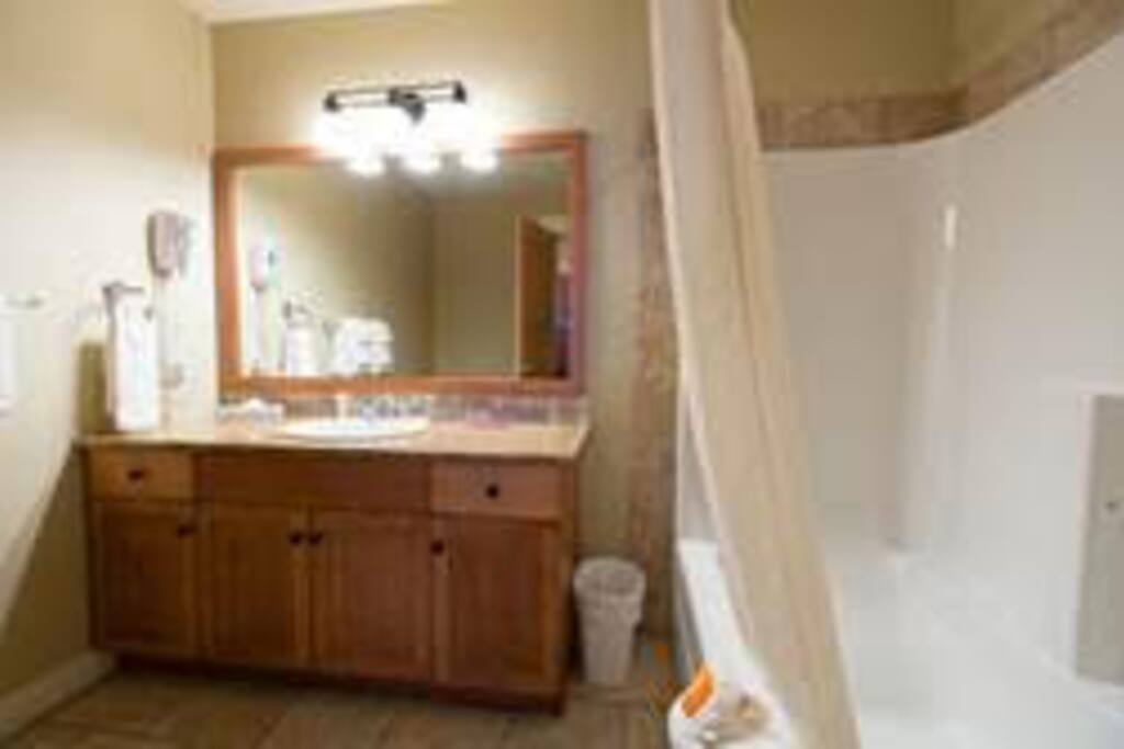 Get ready in the modern bathroom, complete with shower and tub combination