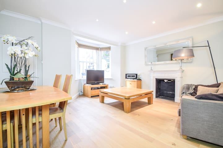 Earl’s Court 2BR flat near tube station