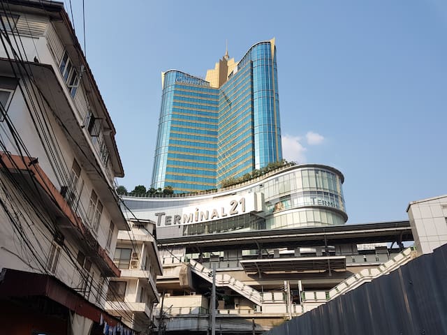 DOOR STEP TO BTS ASOK. COZY 2 BEDROOM SUITES