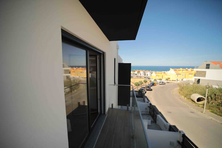 Balcón privado desde el dormitorio principal con vistas al mar