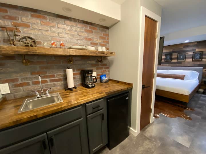 King Industrial Suite #7, Walk To Strip, A/c, Wifi - Geneva-on-the-Lake