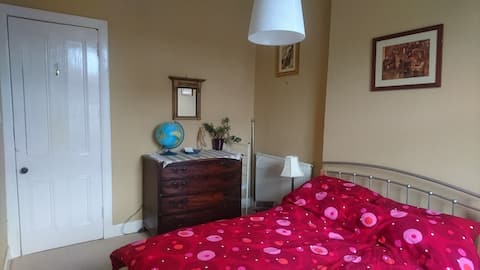 Bright, double bedroom. Handy for the city centre.