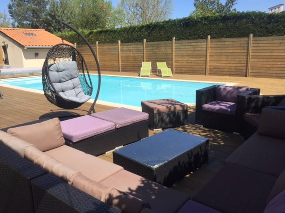 Salon lounge et son fauteuil suspendu