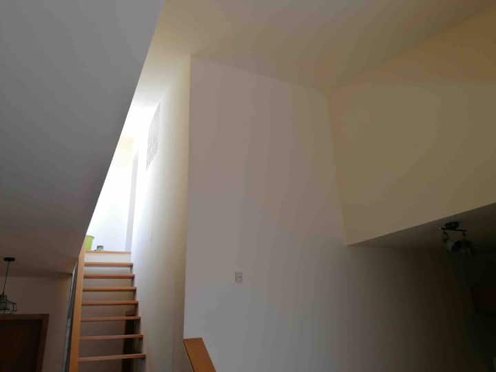 ห้องชั้นบนล้อมรอบด้วยชั้นลอยพร้อมห้องอาบน้ำส่วนตัว