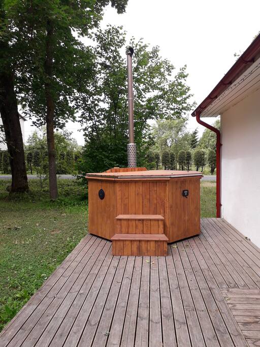 Kümblustünn terrassil / Hottub on terrace