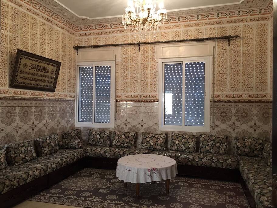 Salón común,apto para comer y dormir al estilo arabe