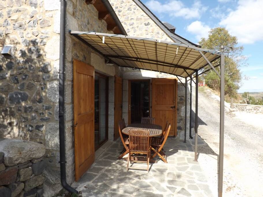 table de jardin couverte