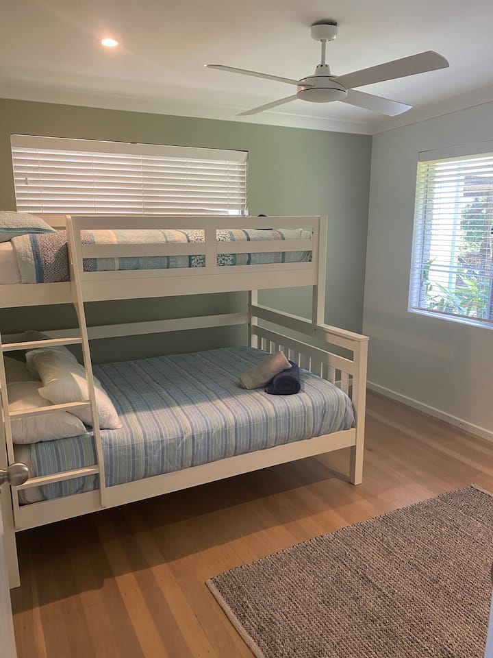 בחדר שינה שלוש יש מקום ל -3 אנשים עם נוף ליער שמאחורי. להתעורר לשירת הציפורים.