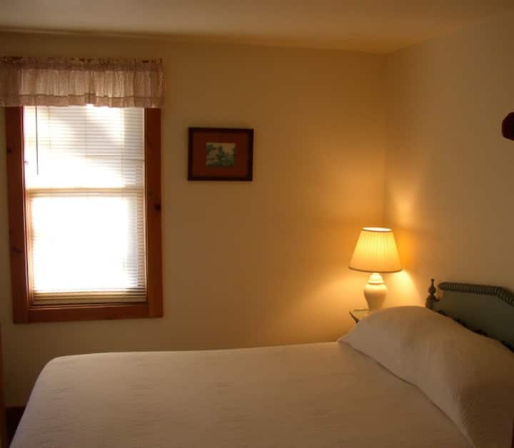 标准双人床卧室