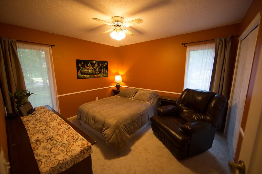 Bedroom 1: Queen bed