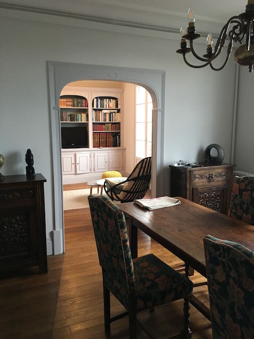 Salle à manger ouverte sur salon
