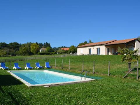Bungalow with private pool in the Dordogne