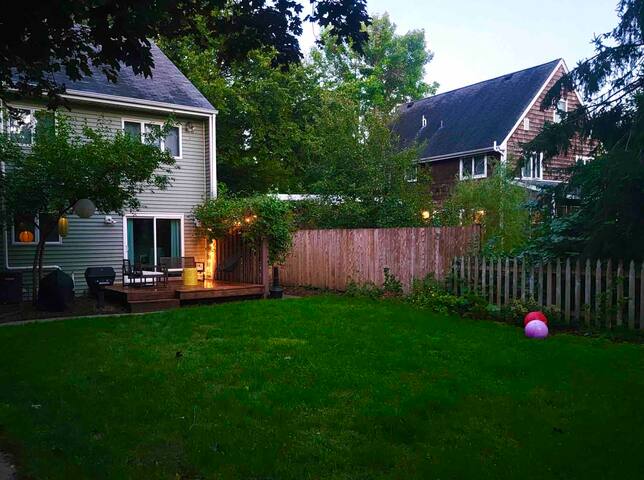 Spacious 4BR/2.5BA+Loft w Cable By Lux Life gallery image 2