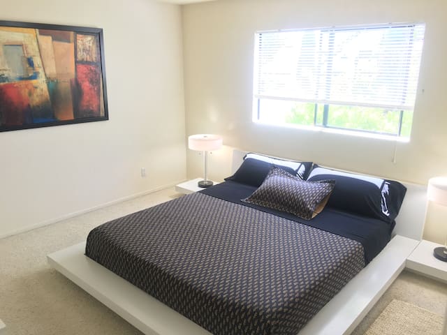 Cozy Private Room in Beautiful Home w/ Lagoon View