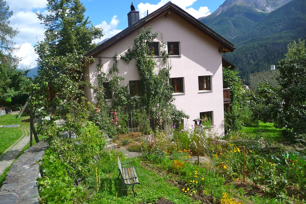 Ansicht Clerai Döss mit Garten, Sommer