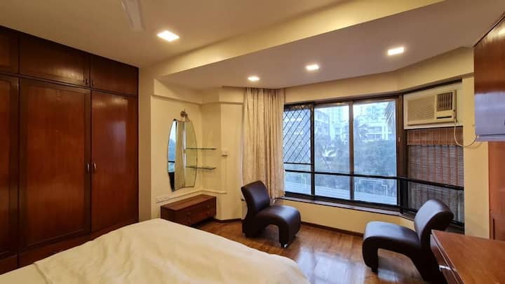 დიდი ზომის საწოლი ხანგრძლივი სასწავლო მაგიდით 