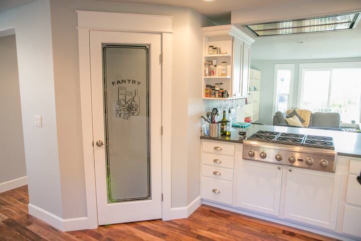 Luxury, Spacious Home +hot tub and rooftop deck gallery image 4